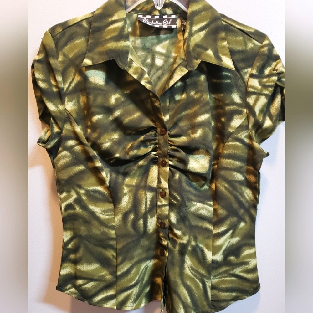 Manhattan Girl NWOT Camo Button-up Short Sleeve Blouse, Small